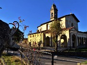 10 Lasciamo l'auto nel capiente parcheggio di fronte alla chiesa parrochhiale 